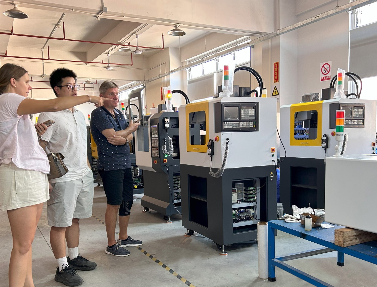 捷克客戶蒞臨育菁裝備考察桌面級加工中心，深化技術交流合作